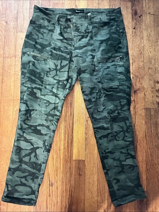supplies Pants - Women's Camo Cargo Pants — Green Camouflage